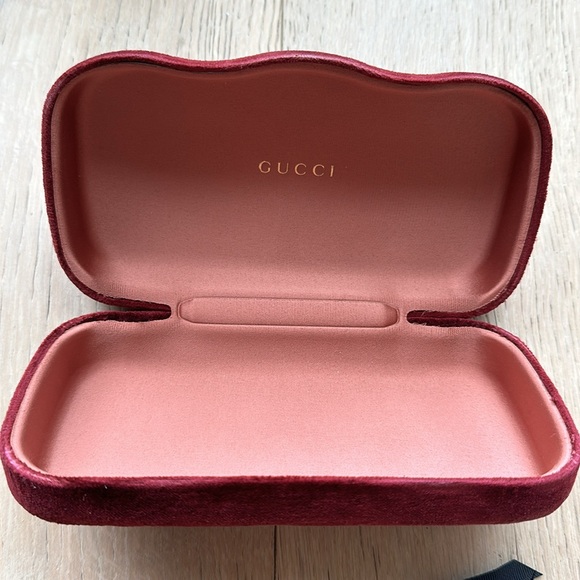 Gucci sunglasses - black with gold logo- MISSING ONE LOGO - Picture 7 of 8